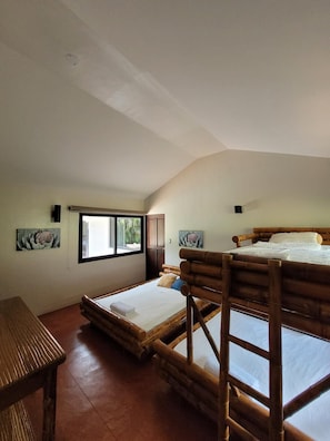 Habitació bàsica, diversos llits, banyera accessible, pati | Espai de treball apte per a portàtils