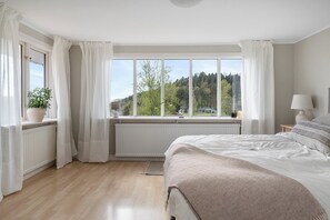 4 bedrooms, bed sheets