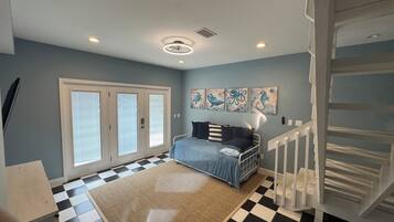 4 bedrooms, iron/ironing board, WiFi, bed sheets