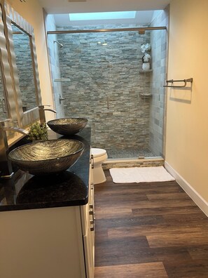 Shower, hair dryer, bidet, towels