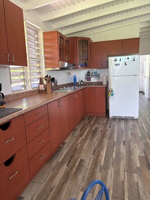 Mikrobølgeovn, kokeplater og papirhåndklær