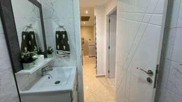 Douche, serviettes fournies, savon