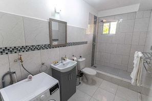 Douche, serviettes fournies, savon, papier de toilette