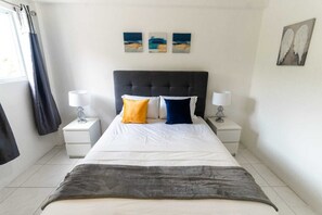 Tabla de planchar con plancha, wifi y ropa de cama 