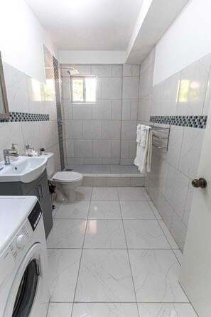 Douche, serviettes fournies, savon, papier de toilette