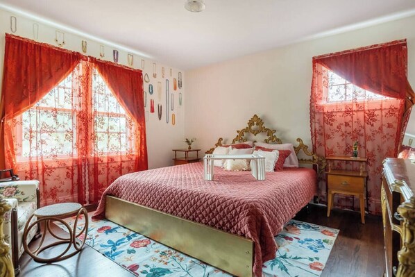 3 bedrooms, desk, iron/ironing board, free WiFi