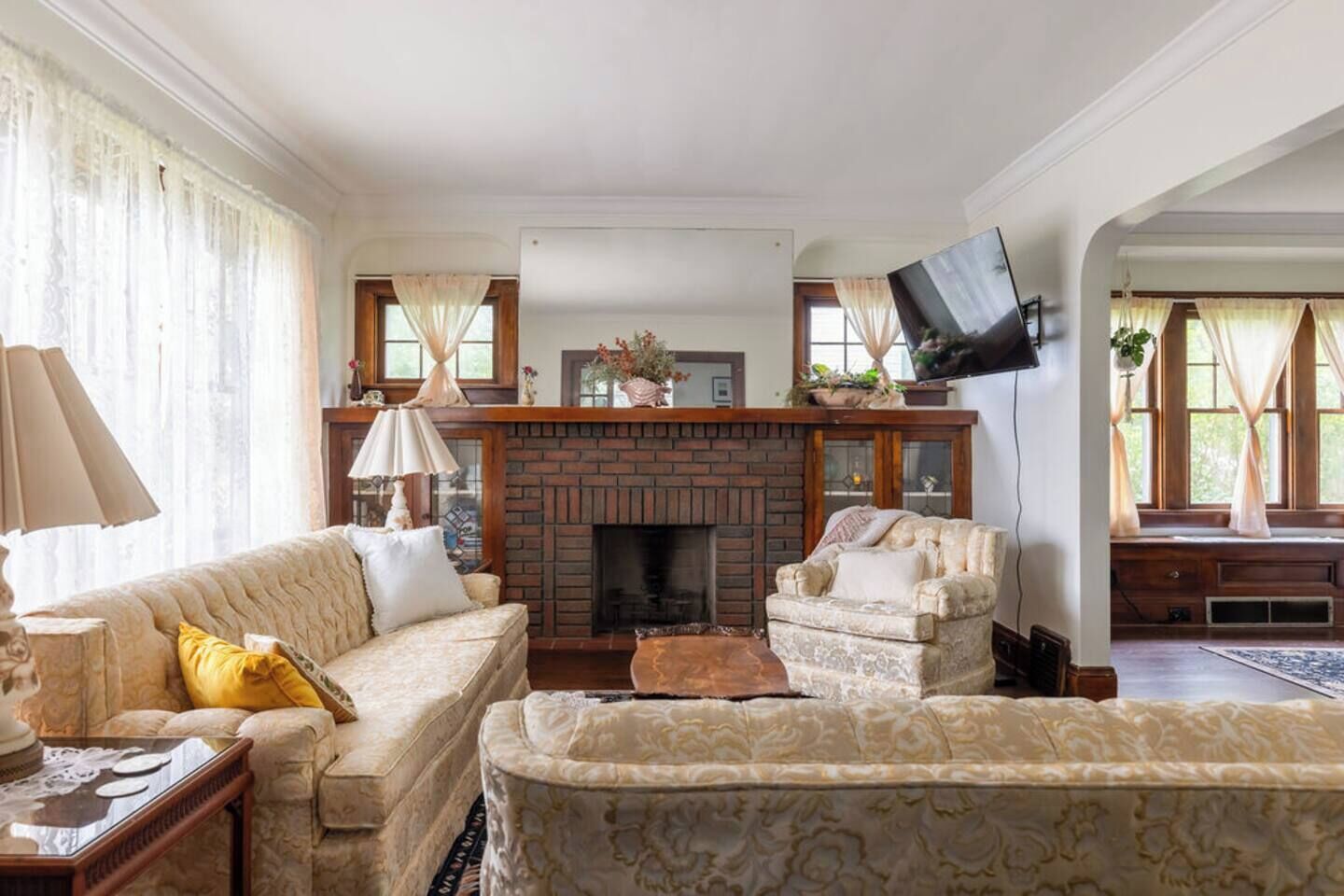 Smart TV, books, offices, computer monitors