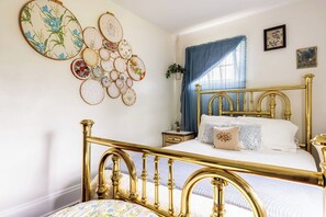 3 quartos, escrivaninha, ferros/tábuas de passar roupa