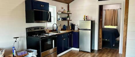 Refrigerador, microondas, horno y parrilla de estufa