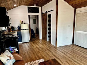 Réfrigérateur, four à micro-ondes, un four, surface de cuisson