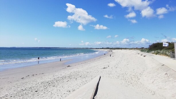 A wide sandy beach with a clear blue sky and a few clouds. - l'Etoile de Mer - SARZEAU (SARZEAU)