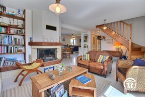 TV, fireplace, DVD player, books