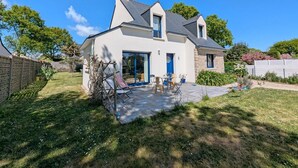 A two-story house with a patio area, a covered outdoor seating area, and a fenced backyard. - l'Etoile de Mer - SARZEAU (SARZEAU)