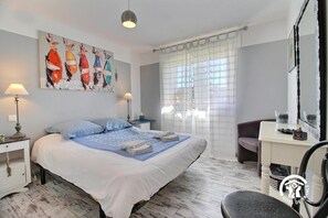 Tabla de planchar con plancha, cuna de viaje, wifi gratis y ropa de cama