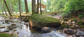 3-bedroom Chalet in charming North Conway with HotTub, WiFi, AC and River