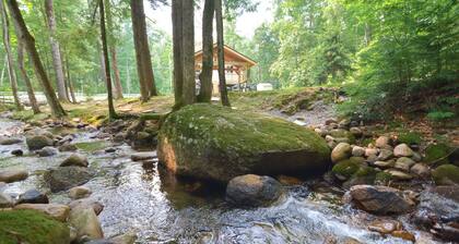 3-bedroom Chalet in charming North Conway with HotTub, WiFi, AC and River