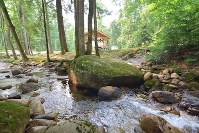 3-bedroom Chalet in charming North Conway with HotTub, WiFi, AC and River