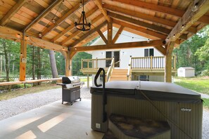 Terrace/patio - 3-bedroom Chalet in charming North Conway with HotTub, WiFi, AC and River (Conway)