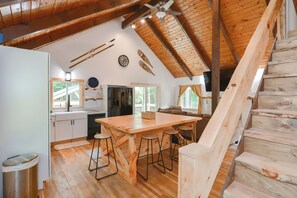 Interior - 3-bedroom Chalet in charming North Conway with HotTub, WiFi, AC and River (Conway)