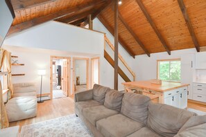 Living area - 3-bedroom Chalet in charming North Conway with HotTub, WiFi, AC and River (Conway)