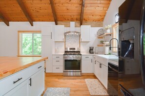 Private kitchen - 3-bedroom Chalet in charming North Conway with HotTub, WiFi, AC and River (Conway)