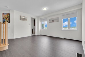 Interior - Single Detached Home $500 for 12 Guests 3 Parkings (Cobourg)