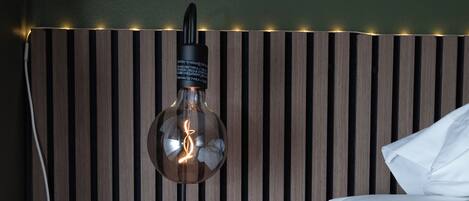 Een strijkplank/strijkijzer, beddengoed