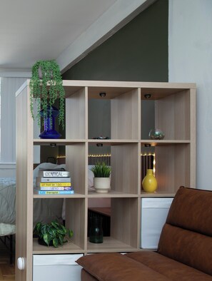 1 sovrum, strykjärn/strykbräda och sängkläder