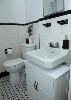 Haartrockner, Bidet, Handtücher, Seife