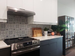 Micro-ondes, four, plaque de cuisson, lave-vaisselle