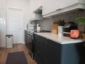 Micro-ondes, four, plaque de cuisson, lave-vaisselle