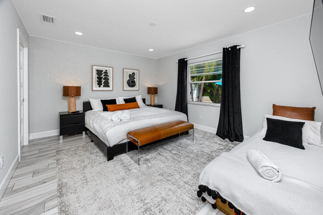 4 sovrum, skrivbord, strykjärn/strykbräda och resesäng