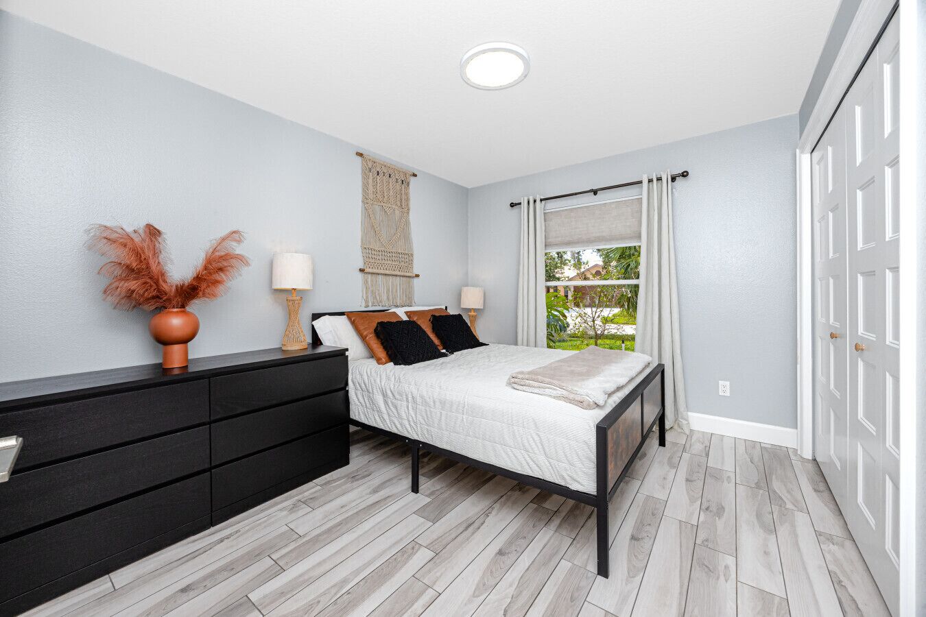 4 bedrooms, desk, iron/ironing board, free WiFi