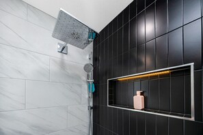 Douche, sĂšche-cheveux, serviettes fournies