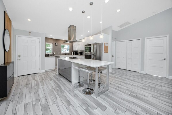 Fridge, microwave, oven, stovetop - NEW! Palm Harbor Hideaway | Gorgeous Home with Pool & Tropical Oasis (Palm Harbor)