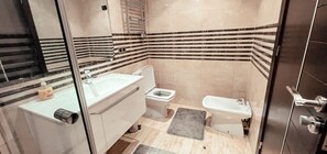 Shower, hair dryer, bathrobes, towels - DELUXE MIRAFLORES DUPLEX (Tangier)