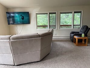 Smart-tv, een open haard en boeken