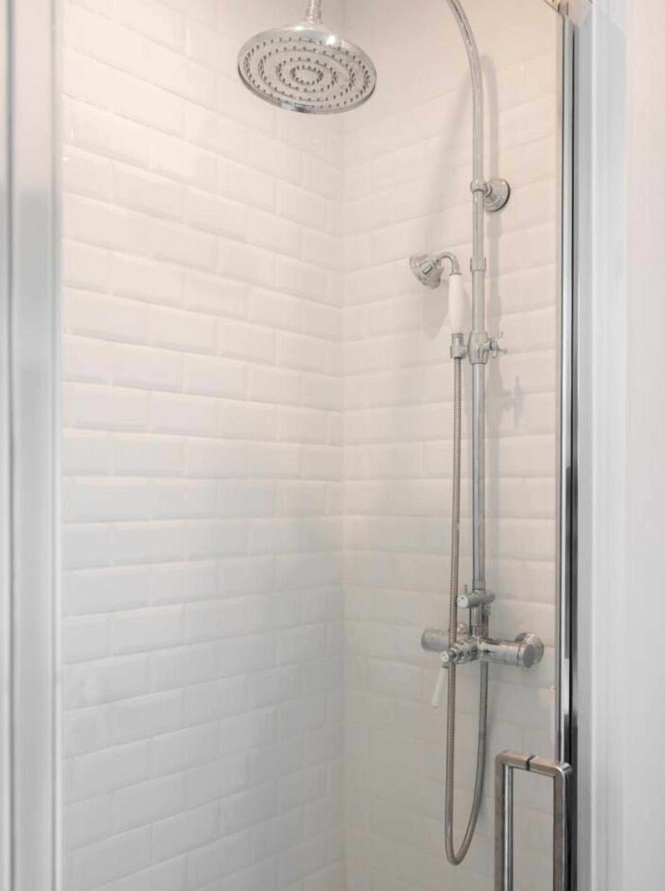 Salle d'eau avec douche
