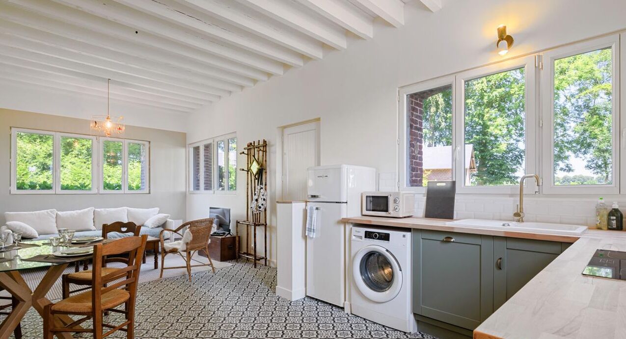 冷蔵庫、電子レンジ、オーブン、コンロ