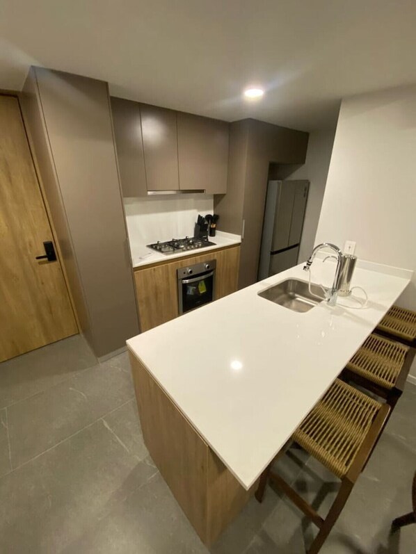 Jääkaappi, mikroaaltouuni, uuni, liesi