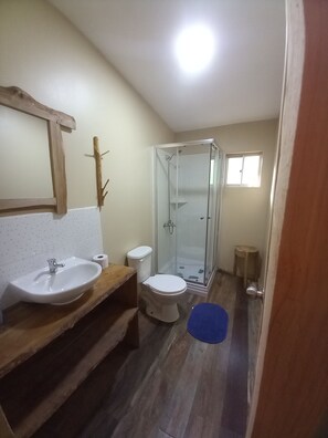 Douche, sèche-cheveux, serviettes fournies, savon