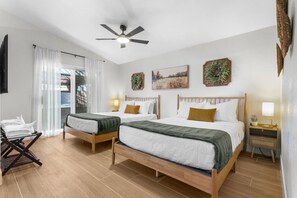 5 bedrooms, desk, WiFi - 5 BD Home w/ Billiard, Spa, Arcades, Ping Pong (North Las Vegas)