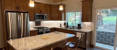 Mikrowelle, Geschirrspüler, Kochgeschirr/Geschirr/Besteck, Kücheninsel