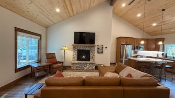 Televisión y chimenea