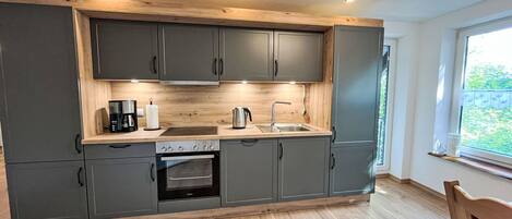 Kühlschrank, Mikrowelle, Ofen, Geschirrspüler