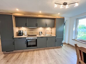 Kühlschrank, Mikrowelle, Ofen, Geschirrspüler