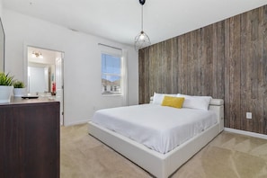 Hypo-allergenic bedding, free WiFi, bed sheets