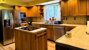 Private kitchen - Family House by the Waterfall - Private, Countryside, Waipio, Stream, WiFi, Laundry (Honokaa)
