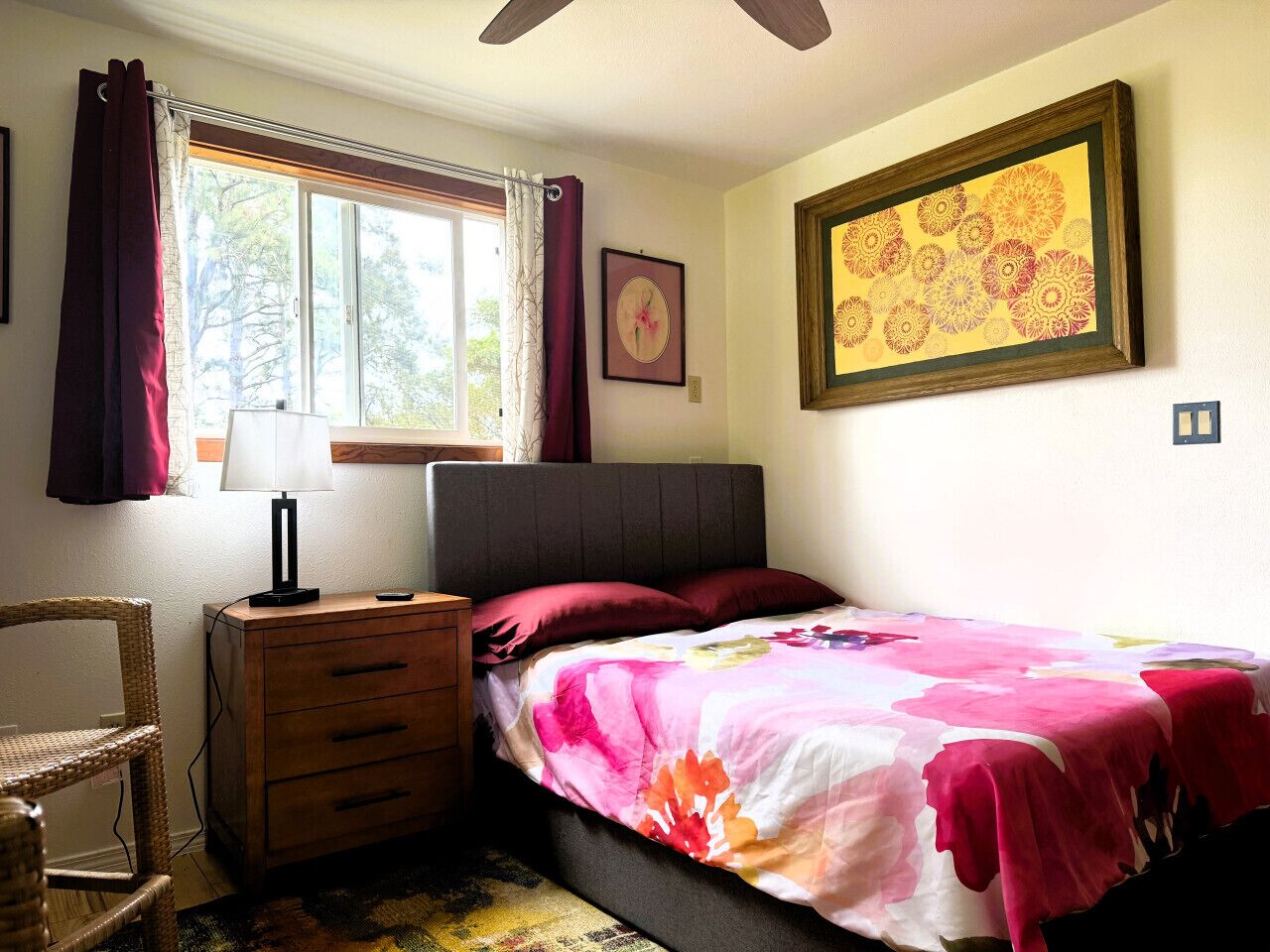 Desk, travel cot, free WiFi, bed sheets