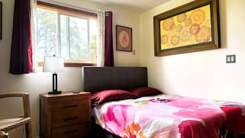 Desk, travel cot, free WiFi, bed sheets
